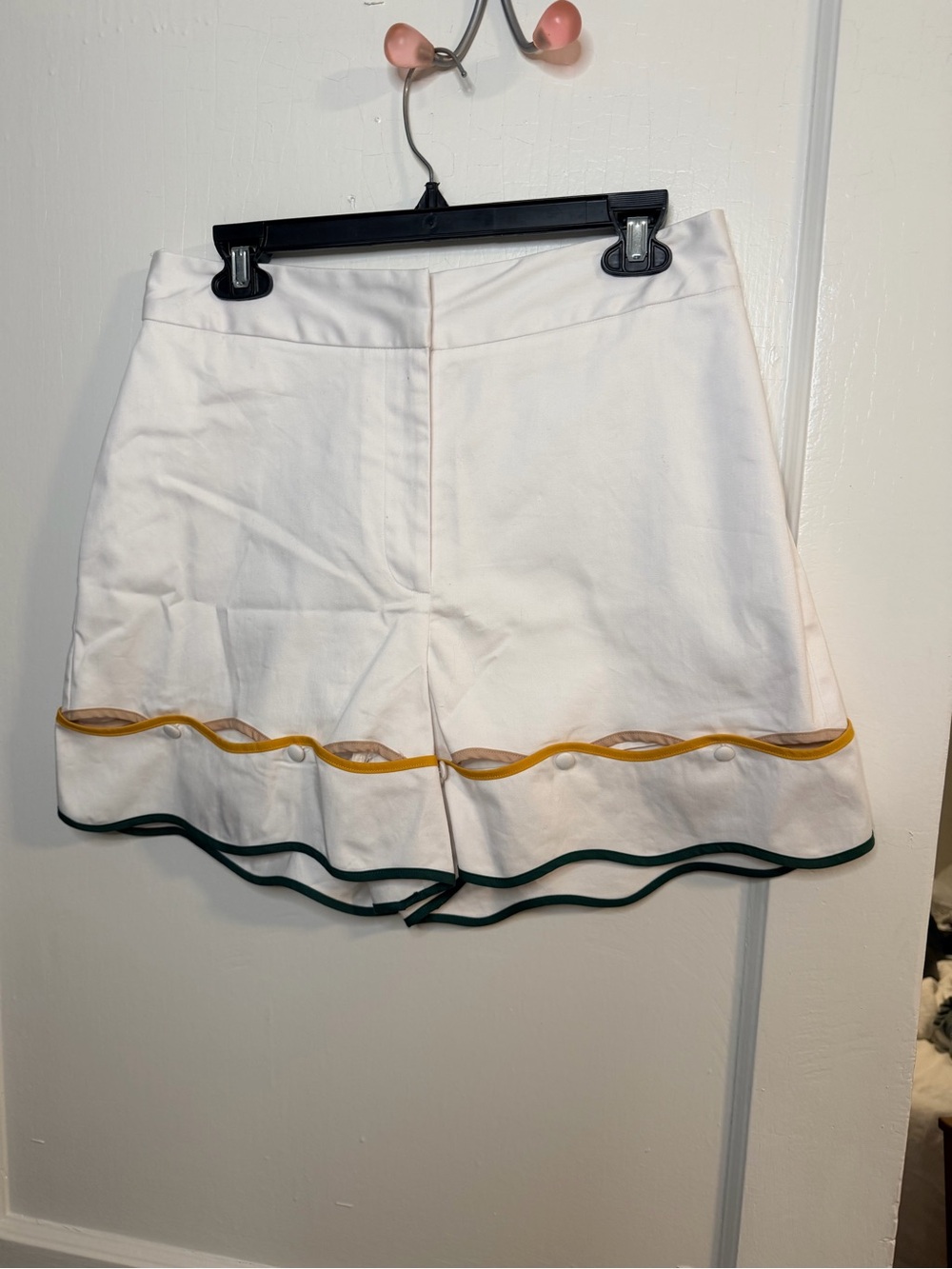 NWT Antonio Melani White Scallop Trim High-Waist Women's Shorts - Picture 4 of 11